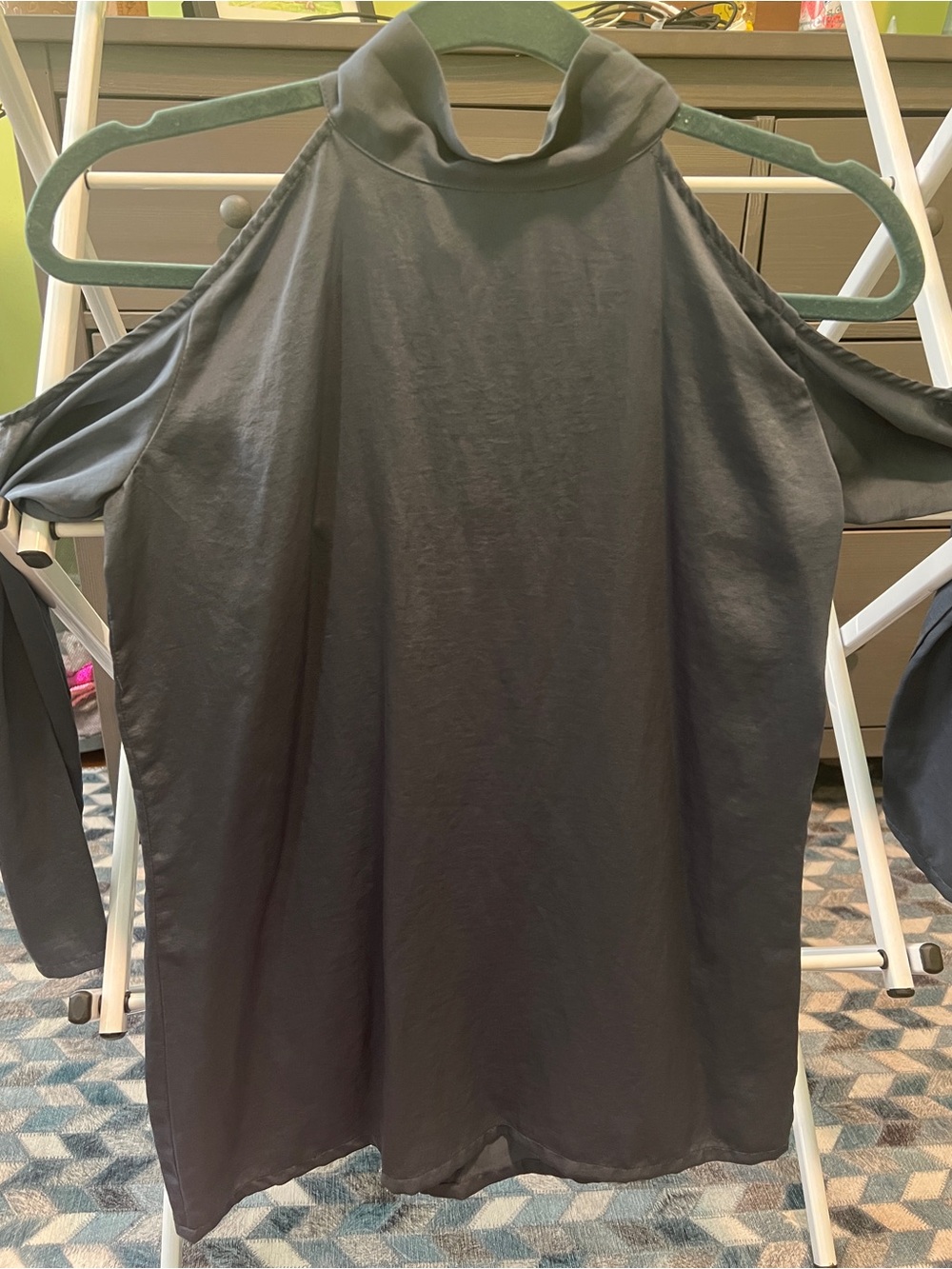 Slate & Willow top w/shoulder cut-out